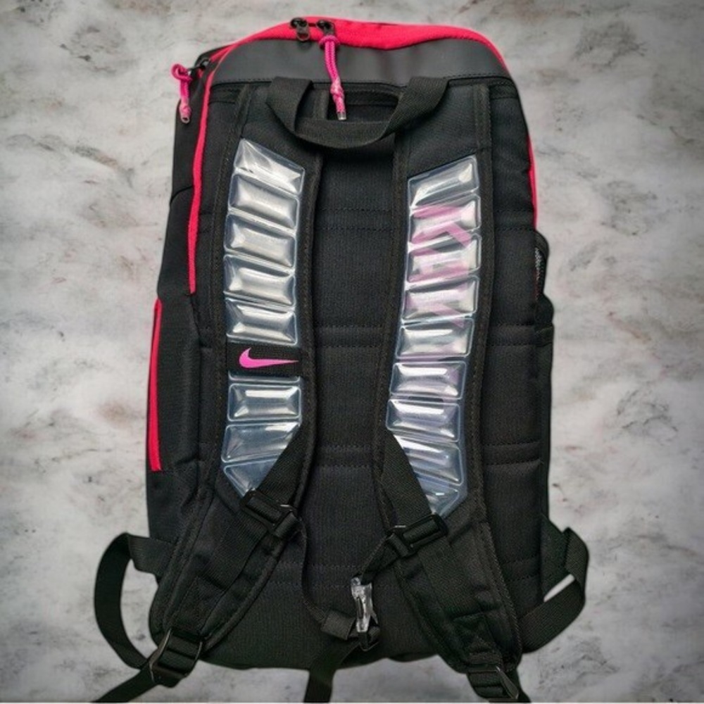 ๐ง๐ผโโ๏ธ๐ง๐ผโโ๏ธNike Black and Pink Bag๐ง๐ผโโ๏ธ๐ง๐ผโโ๏ธ - Picture 5 of 6